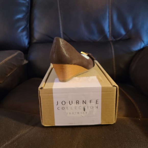 Brinley Co.Gael Faux Suede Buckle Detail Comfort-Sole Wedges Brown, 8.5  US - Picture 4 of 4